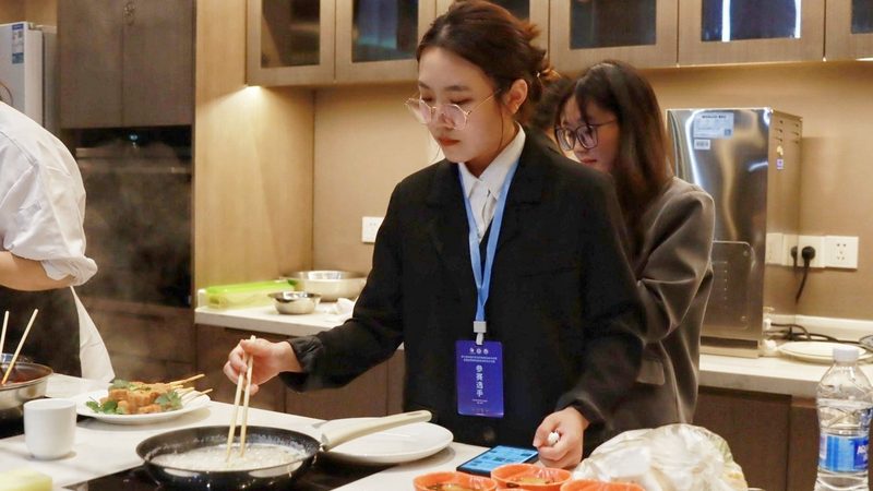 在挑选食品时，首先要关注食品的质量。以下是一些判断食品质量的方法：