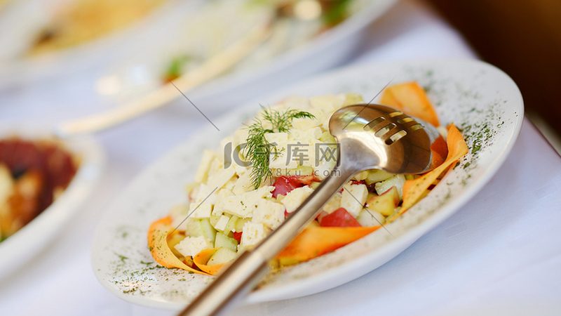 膨化食品线上线下代理，你需要了解的关键要素